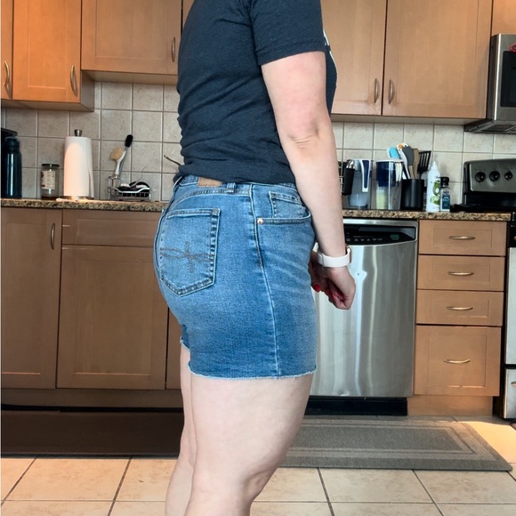 Levi’s Jean shorts - Picture 3 of 4